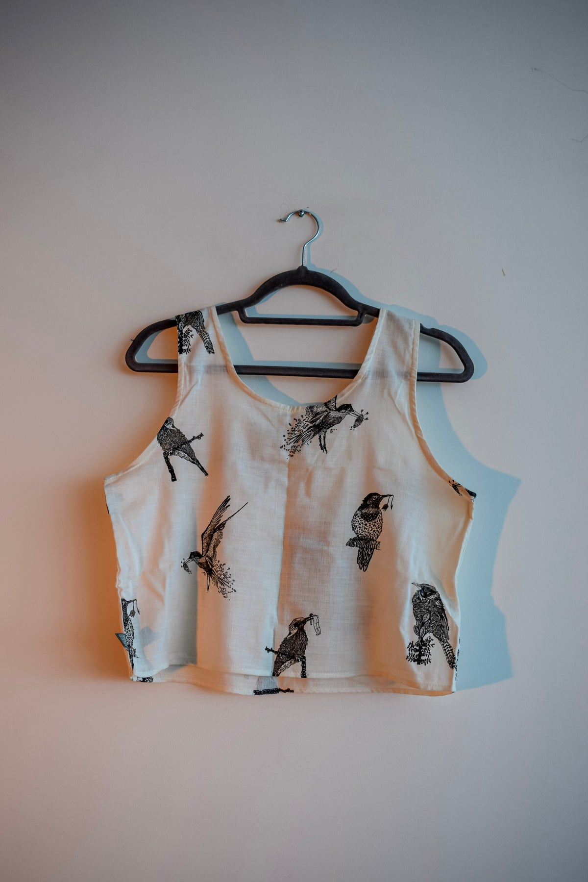 Top Tirantes Marfil – Aves Negro