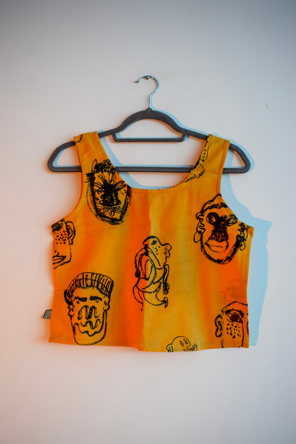 Top Tirantes Mostaza – Máscaras Negro