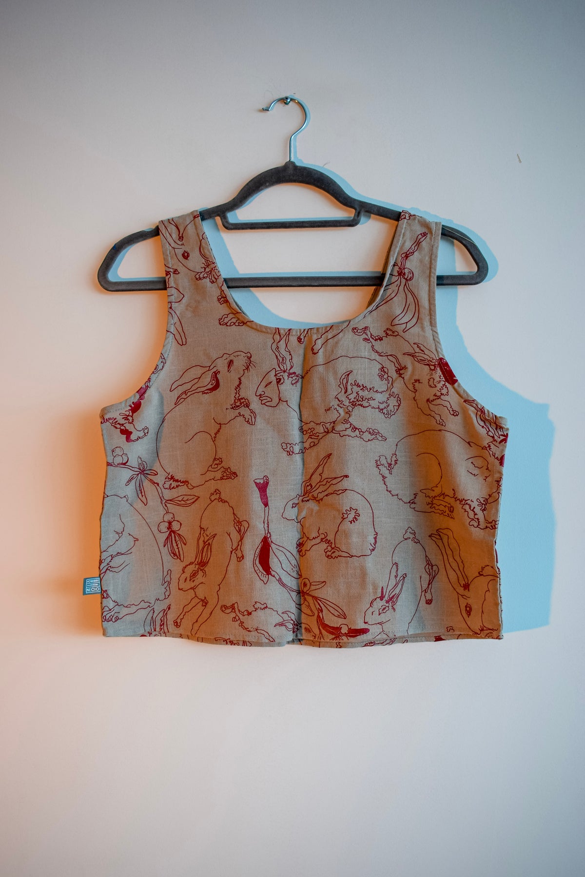 Top Tirantes Taupe – Fertilidad Rojo